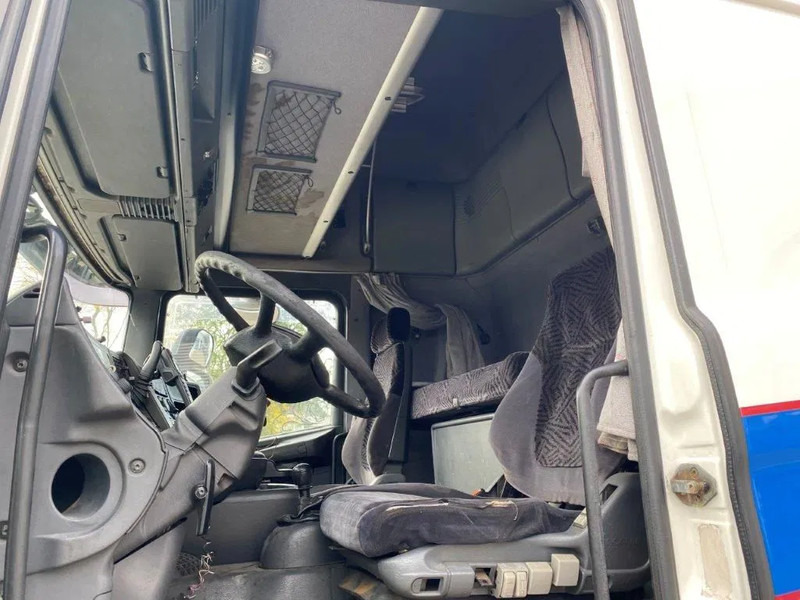 Interior photo 1: Tractor unit Scania 164-480 / RETARDER / TOPLINE / AUTOMATIC / EURO-3 / 2000