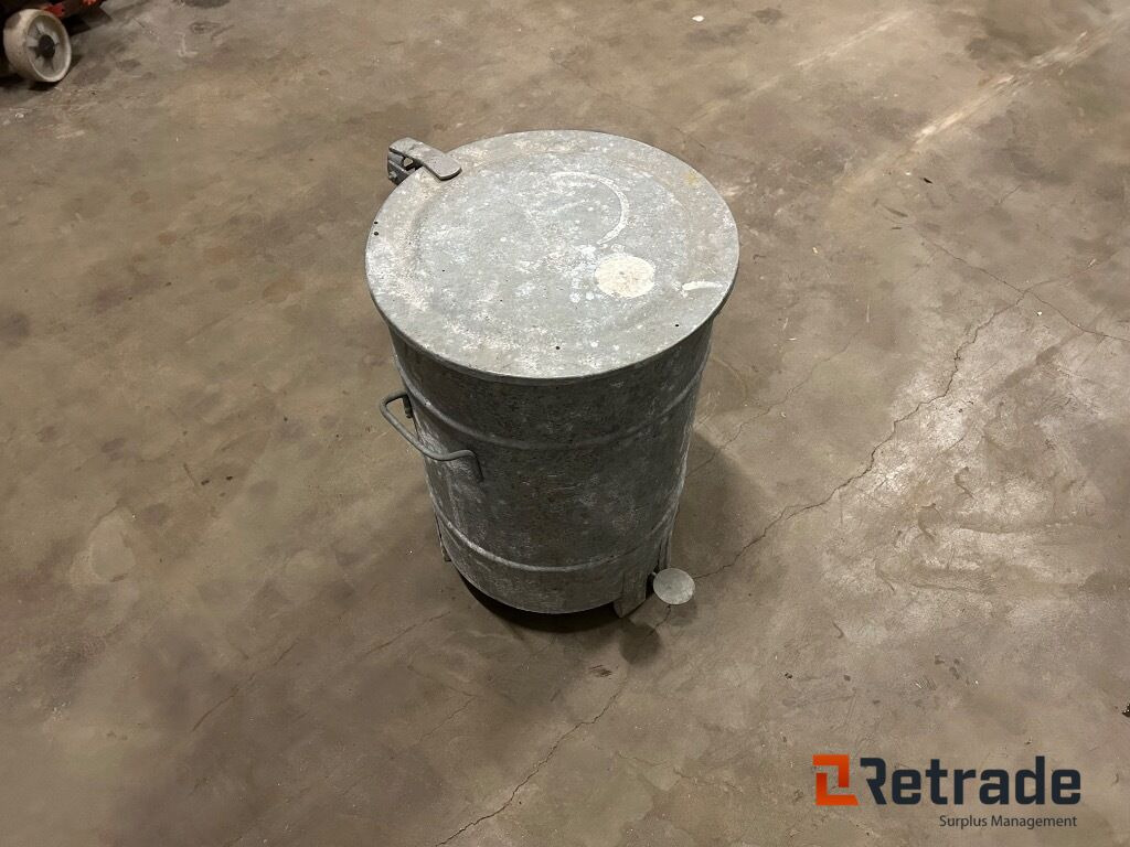 Soptunna Avfallstunna i plåt med lock - Tool/ Equipment: picture 2 Soptunna Avfallstunna i plåt med lock - Tool/ Equipment: picture 2