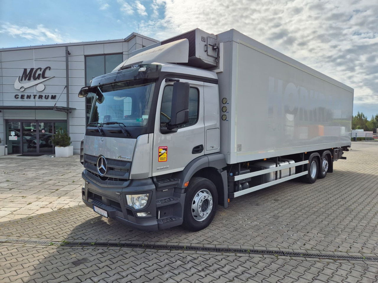 Mercedes-Benz Antos 2532 L 6X2 / Frigoblock / 1 Owner / 6X2 / Euro 6 / TOP - Refrigerator truck: picture 2 Mercedes-Benz Antos 2532 L 6X2 / Frigoblock / 1 Owner / 6X2 / Euro 6 / TOP - Refrigerator truck: picture 2