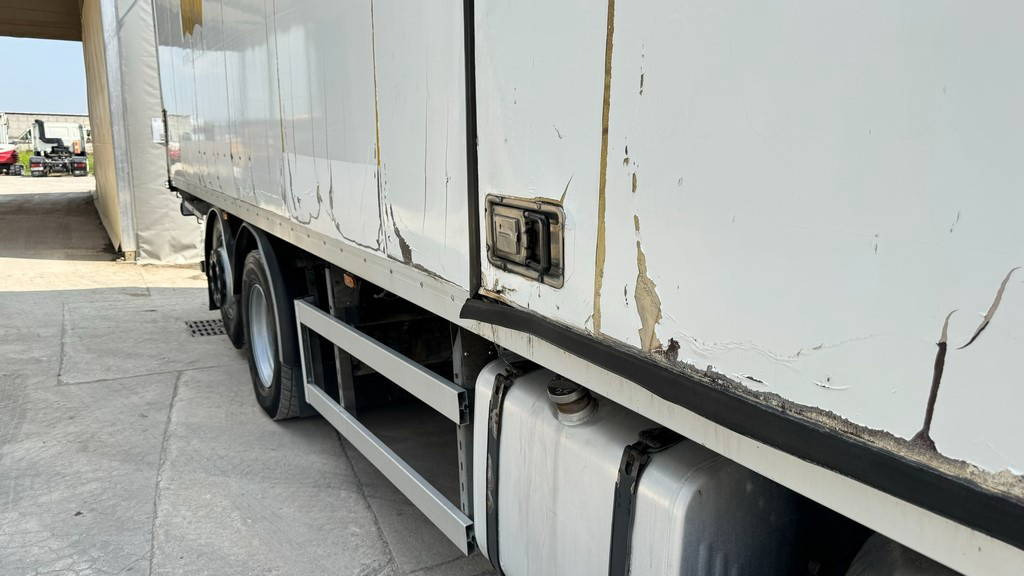 Scania R 114 6X2 carrier fridge - ramp - Refrigerator truck: picture 4 Scania R 114 6X2 carrier fridge - ramp - Refrigerator truck: picture 4
