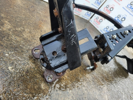 New Holland Case T6, T7, T6000, Maxxum Ser Front Mudguard Bracket Kit 47444870 - Fender: picture 2 New Holland Case T6, T7, T6000, Maxxum Ser Front Mudguard Bracket Kit 47444870 - Fender: picture 2