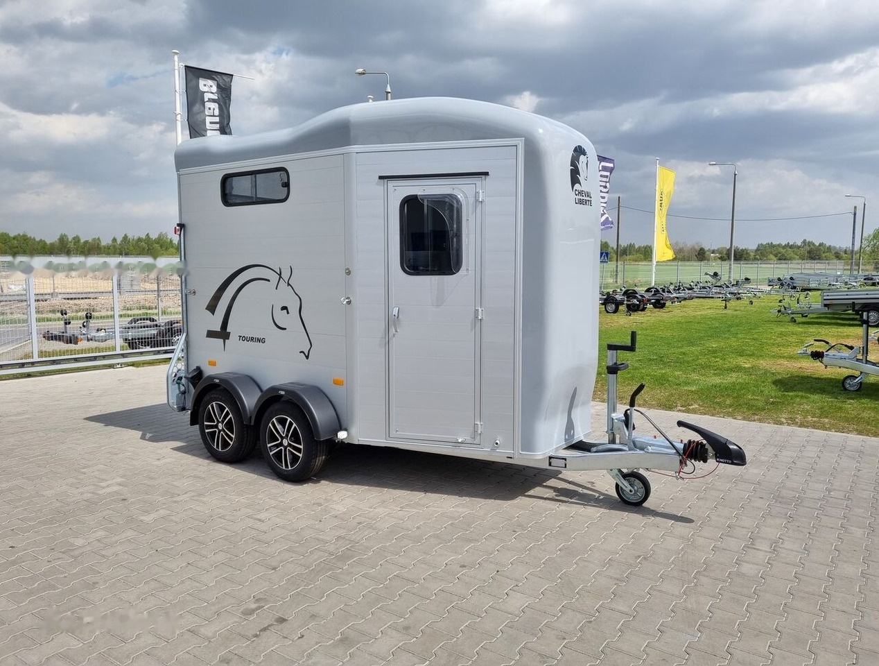 Cheval Liberté Touring Country + front gate + saddle room trailer for 2 horses - Horse trailer: picture 3 Cheval Liberté Touring Country + front gate + saddle room trailer for 2 horses - Horse trailer: picture 3