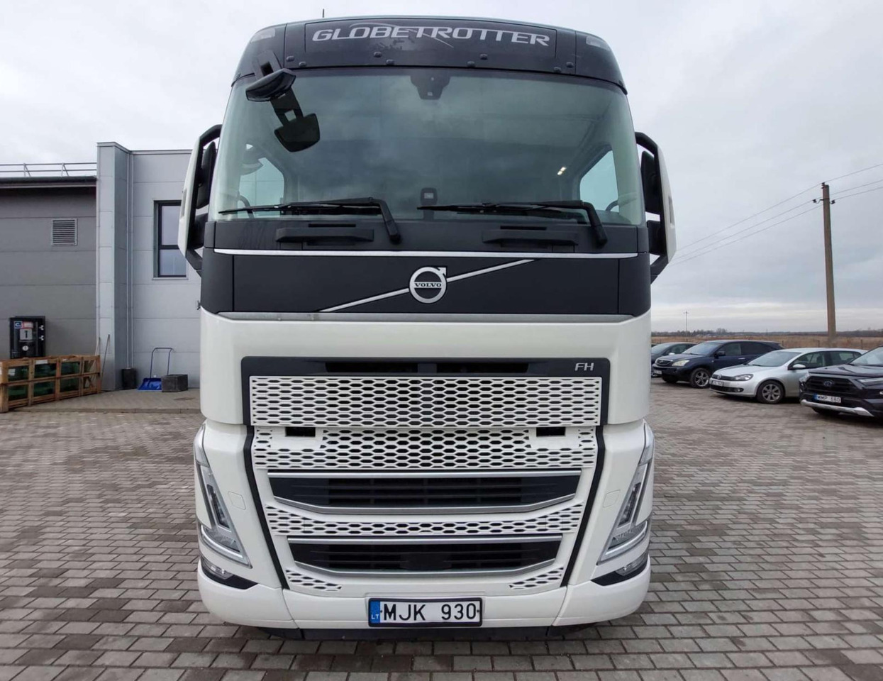 Volvo FH 460 Globetrotter XL i-Save Side Skirts - Tractor unit: picture 2 Volvo FH 460 Globetrotter XL i-Save Side Skirts - Tractor unit: picture 2