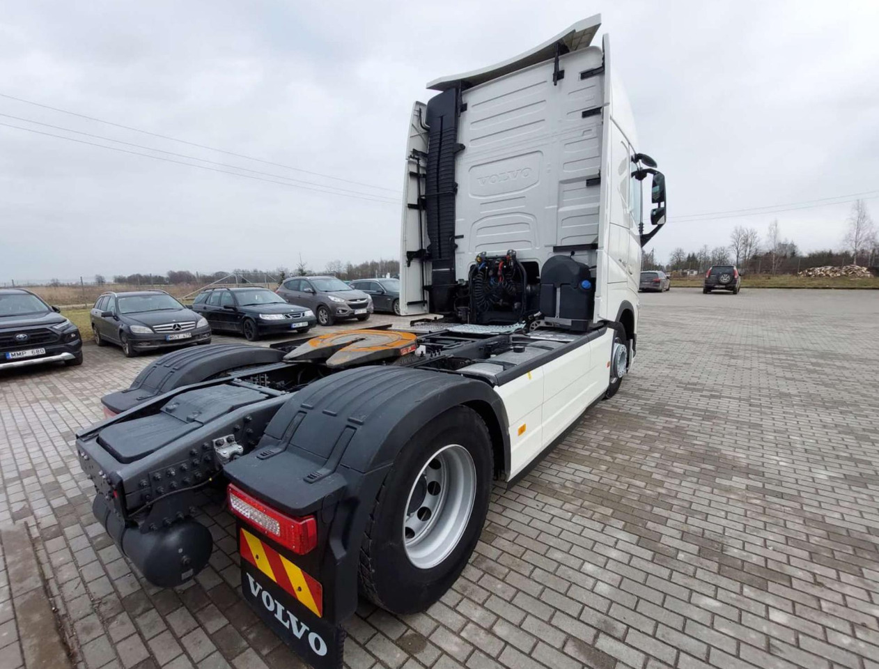 Volvo FH 460 Globetrotter XL i-Save Side Skirts - Tractor unit: picture 4 Volvo FH 460 Globetrotter XL i-Save Side Skirts - Tractor unit: picture 4