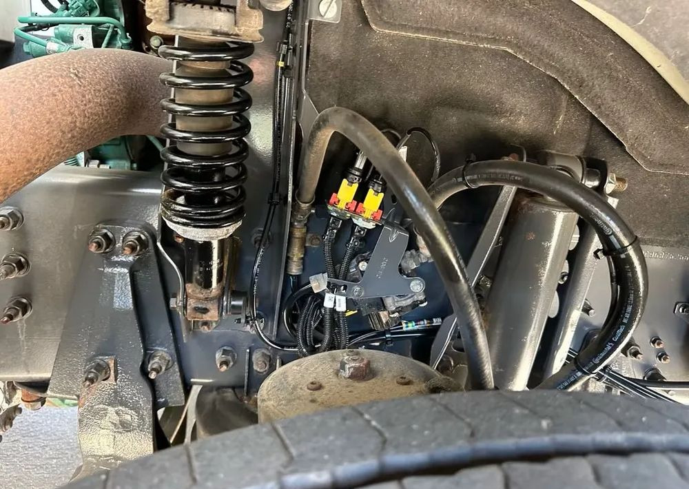 Volvo FM420 6x2 z zabudową budowlaną  / oś podnoszona i skrętna / HDS Atlas / Euro 6 / 238 000 km - Dropside/ Flatbed truck, Crane truck: picture 5 Volvo FM420 6x2 z zabudową budowlaną  / oś podnoszona i skrętna / HDS Atlas / Euro 6 / 238 000 km - Dropside/ Flatbed truck, Crane truck: picture 5