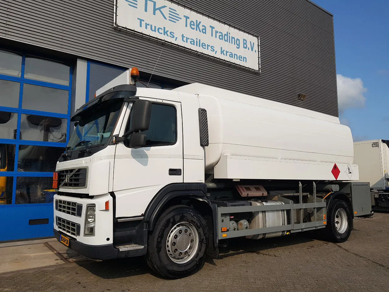 Volvo FM 9.340 Petrol, Diesel 17000 Ltr. 3 Compartementen - Tank truck: picture 1 Volvo FM 9.340 Petrol, Diesel 17000 Ltr. 3 Compartementen - Tank truck: picture 1