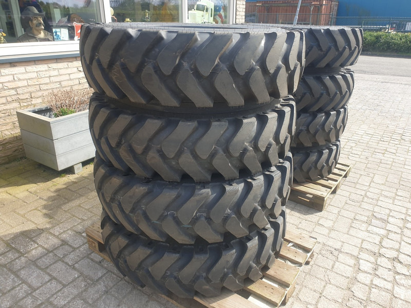 Wielkraanbanden Kumho 10.00-20 - Tire for Excavator: picture 2 Wielkraanbanden Kumho 10.00-20 - Tire for Excavator: picture 2