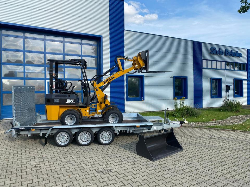 Radlader/Hoflader BK906 inkl. Tieflader und Gabel/Schaufelpaket *INKL.19% MWST*BERGER KRAUS*PERKINS*SOFORT!* - Compact loader, Trailer: picture 1 Radlader/Hoflader BK906 inkl. Tieflader und Gabel/Schaufelpaket *INKL.19% MWST*BERGER KRAUS*PERKINS*SOFORT!* - Compact loader, Trailer: picture 1