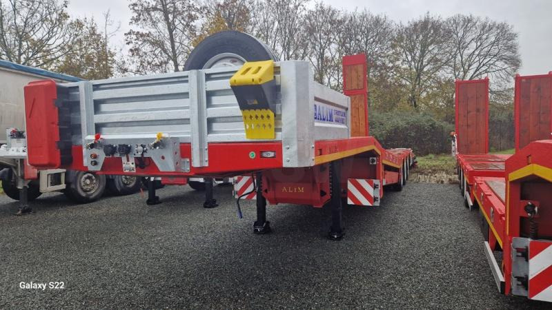 Alim porte engins 3 essieux - Low loader semi-trailer: picture 1 Alim porte engins 3 essieux - Low loader semi-trailer: picture 1