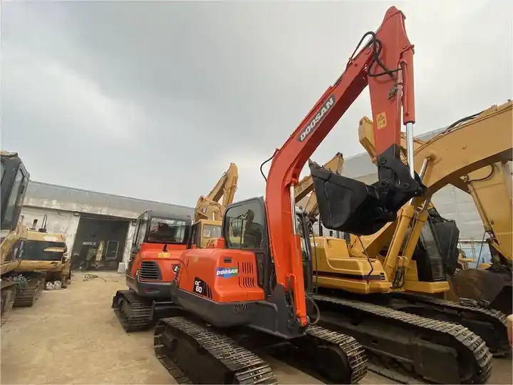 Used Doosan 6ton dx60 dx55 dx75 excavator made in Korea - Crawler excavator: picture 3 Used Doosan 6ton dx60 dx55 dx75 excavator made in Korea - Crawler excavator: picture 3