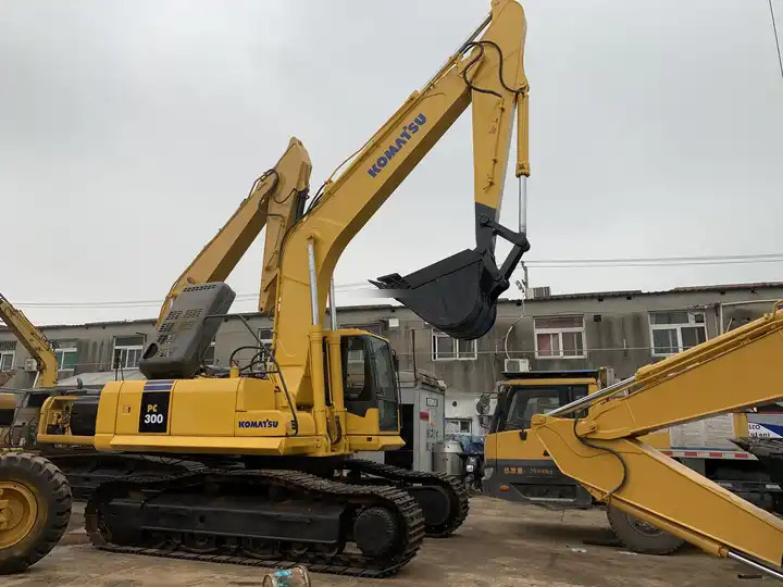 Used Komatsu excavator Pc300-7 in good condition for sale - Crawler excavator: picture 3 Used Komatsu excavator Pc300-7 in good condition for sale - Crawler excavator: picture 3