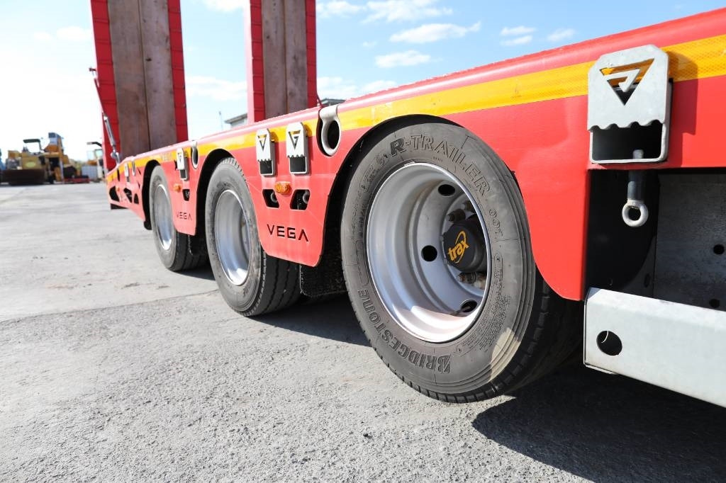 Tractor unit MAN TGX 18.500 4x2 LLS + Trailer Vega 3 axel lowbed: picture 14