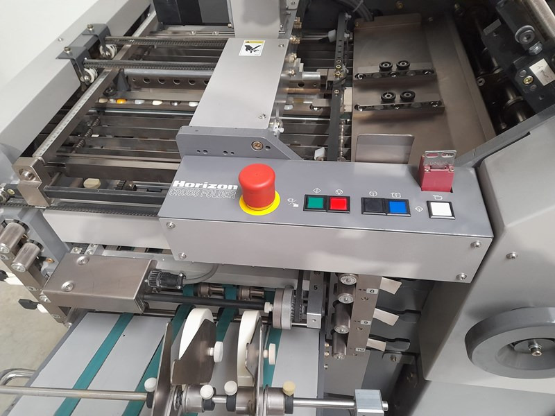 Horizon AFC-544 AKT | folder | 4 + knife + 2 | 2001 | 25 mio - Folding machine: picture 5 Horizon AFC-544 AKT | folder | 4 + knife + 2 | 2001 | 25 mio - Folding machine: picture 5