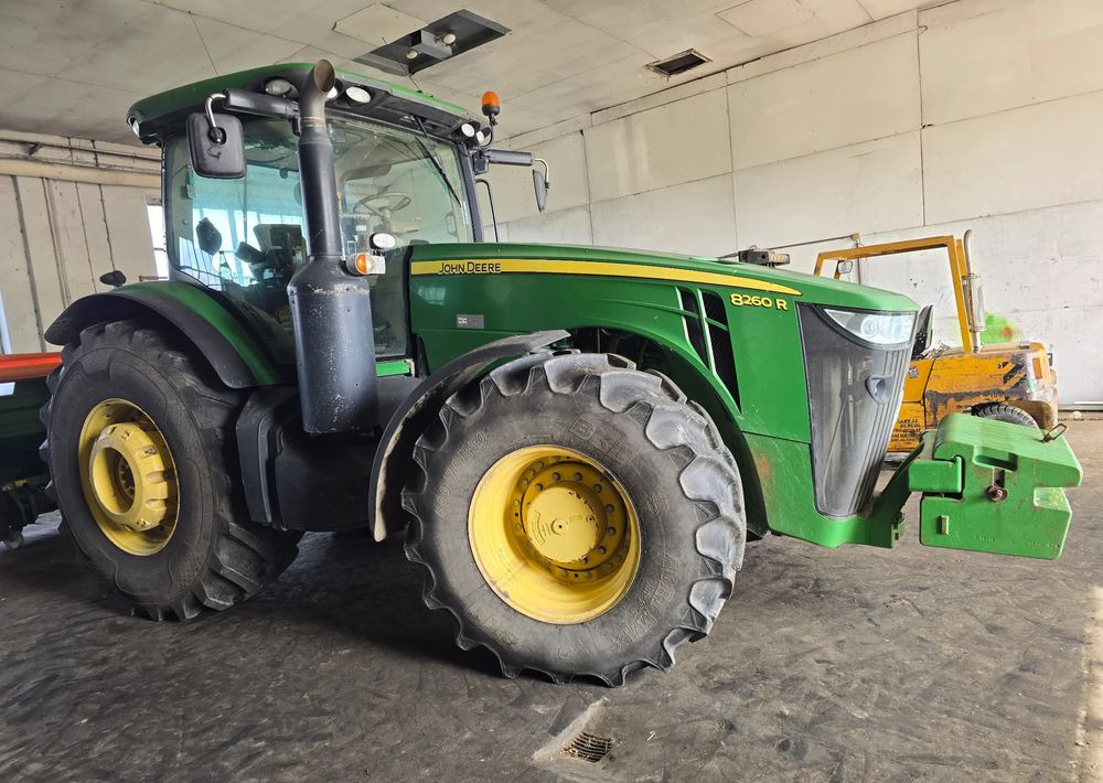 John Deere 8260R - Farm tractor: picture 2 John Deere 8260R - Farm tractor: picture 2