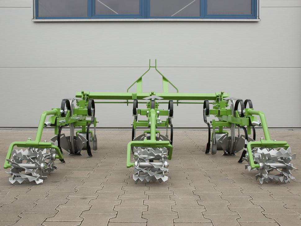 Bomet Jäthacke / Hoe ridger / Butteuse / Rincalzatore assolcatore / Полольник-окучник / Obsypnik - Soil tillage equipment: picture 2 Bomet Jäthacke / Hoe ridger / Butteuse / Rincalzatore assolcatore / Полольник-окучник / Obsypnik - Soil tillage equipment: picture 2