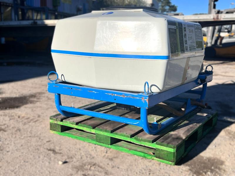 BLANCHARD CUVE D'ARROSAGE PULVERISATEUR AVEC POMPE ELECTRIQUE SUR BERCE (NET DE TVA) - Tractor mounted sprayer: picture 5 BLANCHARD CUVE D'ARROSAGE PULVERISATEUR AVEC POMPE ELECTRIQUE SUR BERCE (NET DE TVA) - Tractor mounted sprayer: picture 5