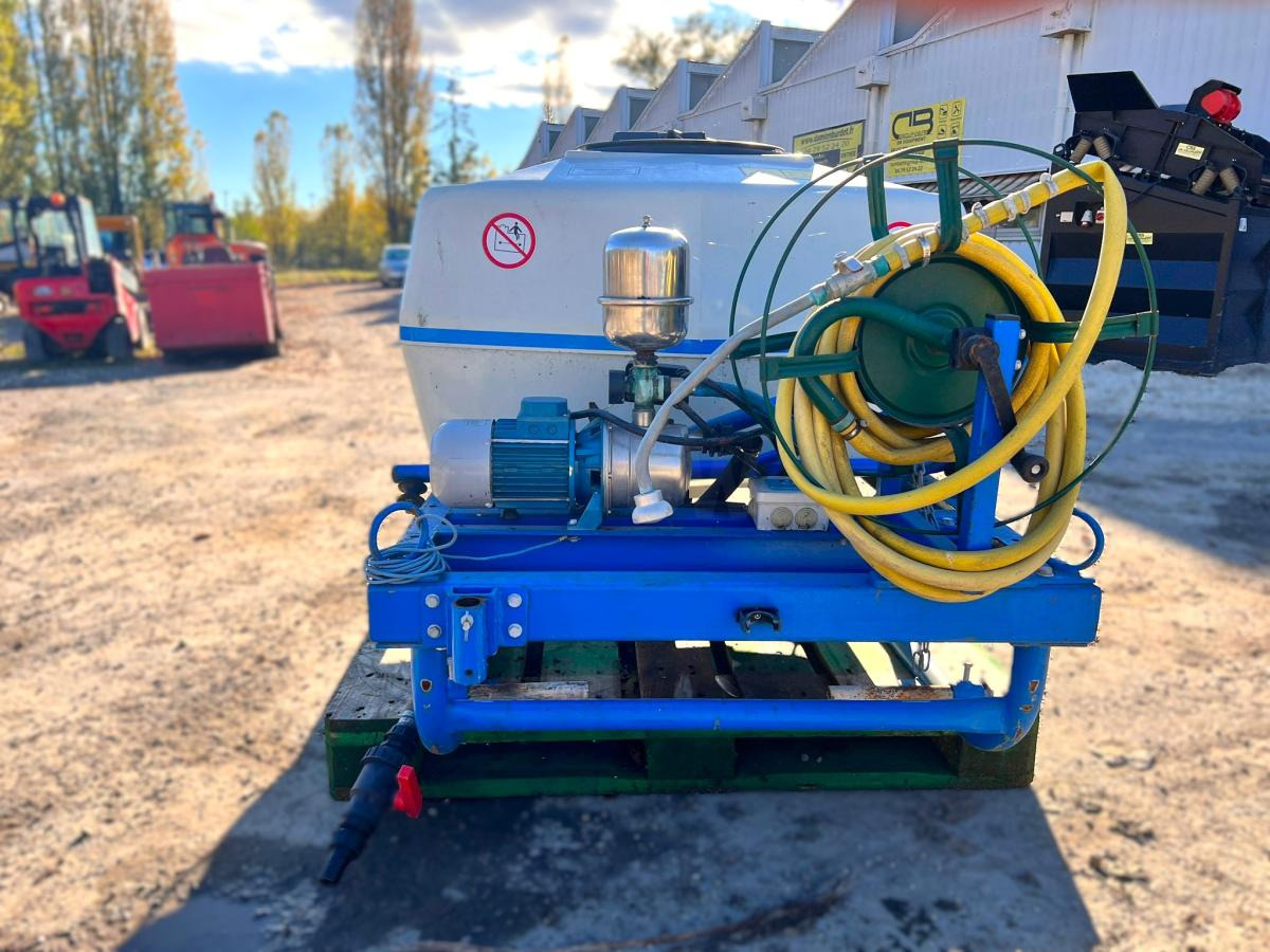 BLANCHARD CUVE D'ARROSAGE PULVERISATEUR AVEC POMPE ELECTRIQUE SUR BERCE (NET DE TVA) - Tractor mounted sprayer: picture 2 BLANCHARD CUVE D'ARROSAGE PULVERISATEUR AVEC POMPE ELECTRIQUE SUR BERCE (NET DE TVA) - Tractor mounted sprayer: picture 2