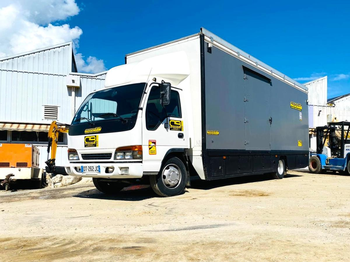 ISUZU Camion SÉRIE N AVEC 2 STRUCTURES CHAPITEAUX - Box truck: picture 1 ISUZU Camion SÉRIE N AVEC 2 STRUCTURES CHAPITEAUX - Box truck: picture 1