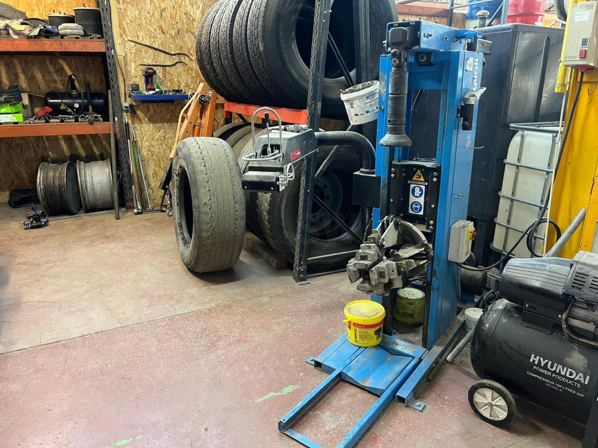 Ravaglioli Démonte pneus GRS926 - Workshop equipment: picture 3 Ravaglioli Démonte pneus GRS926 - Workshop equipment: picture 3