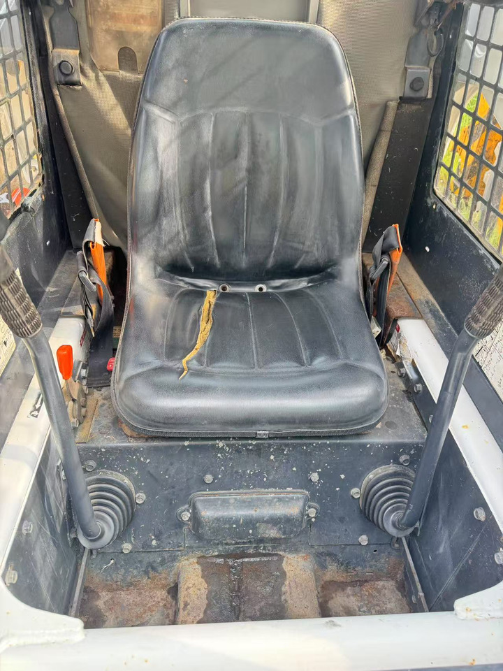 BOBCAT S300 - Skid steer loader: picture 5 BOBCAT S300 - Skid steer loader: picture 5