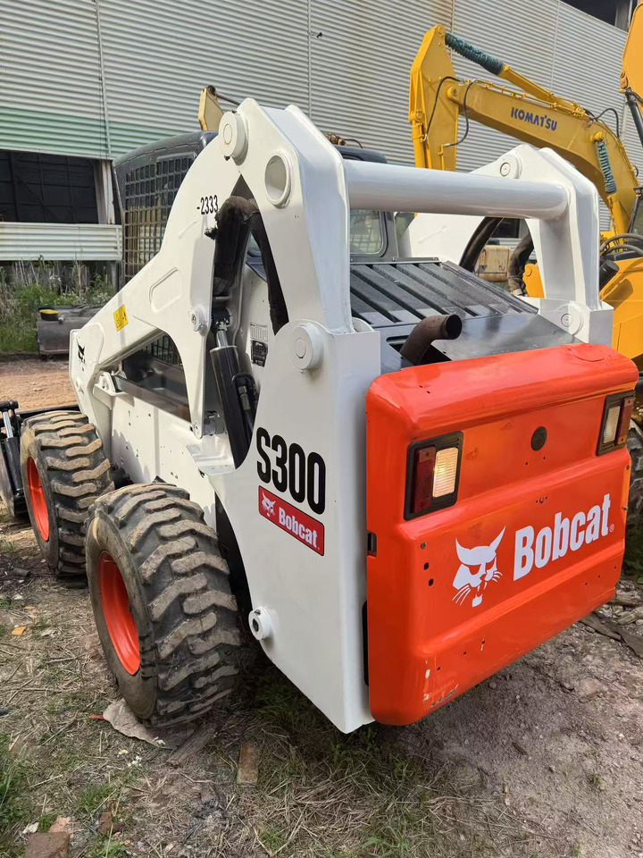 BOBCAT S300 - Skid steer loader: picture 1 BOBCAT S300 - Skid steer loader: picture 1