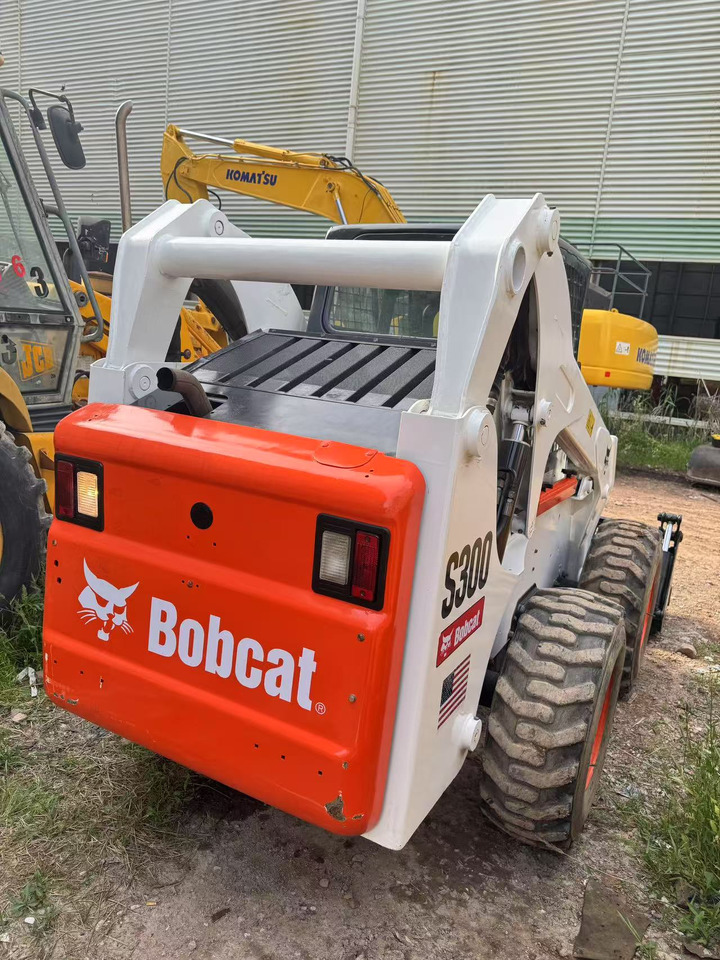 BOBCAT S300 - Skid steer loader: picture 2 BOBCAT S300 - Skid steer loader: picture 2