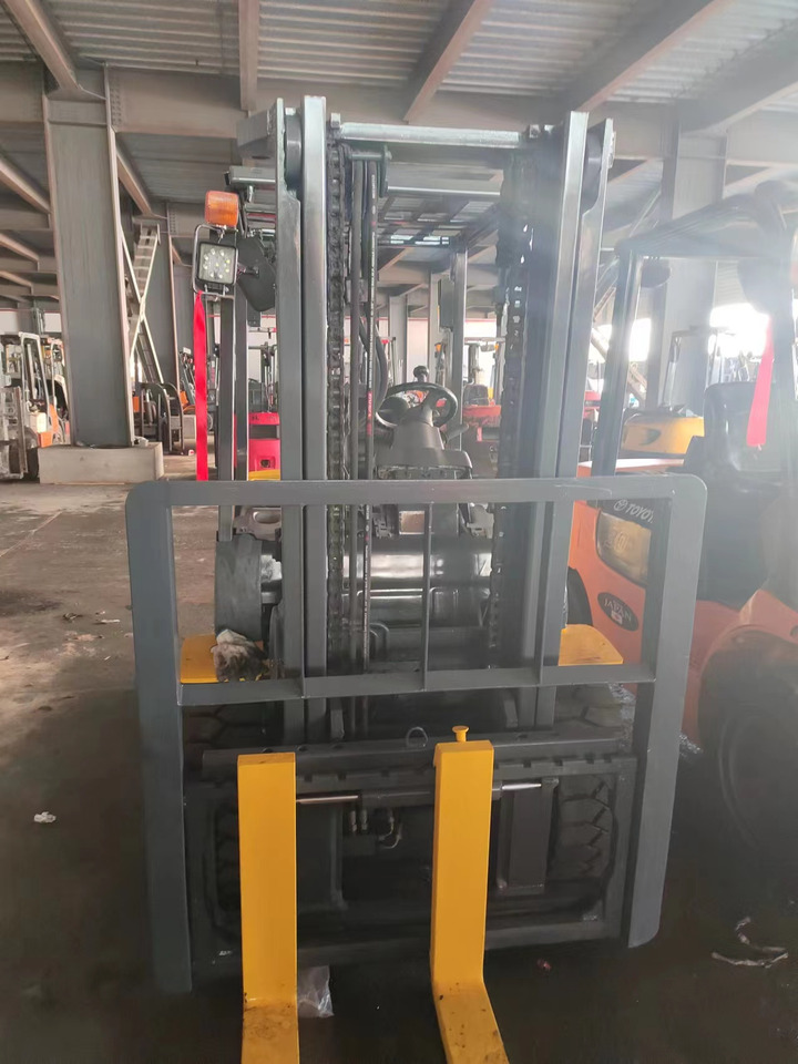 KOMATSU FD30 - Diesel forklift: picture 4 KOMATSU FD30 - Diesel forklift: picture 4