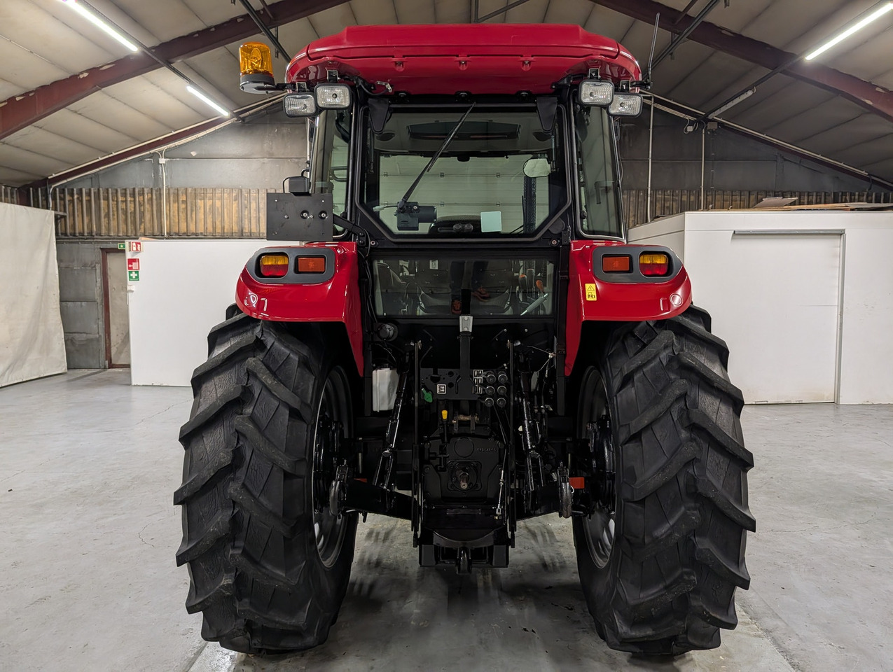 CASE IH Farmall 85A - Farm tractor: picture 3 CASE IH Farmall 85A - Farm tractor: picture 3
