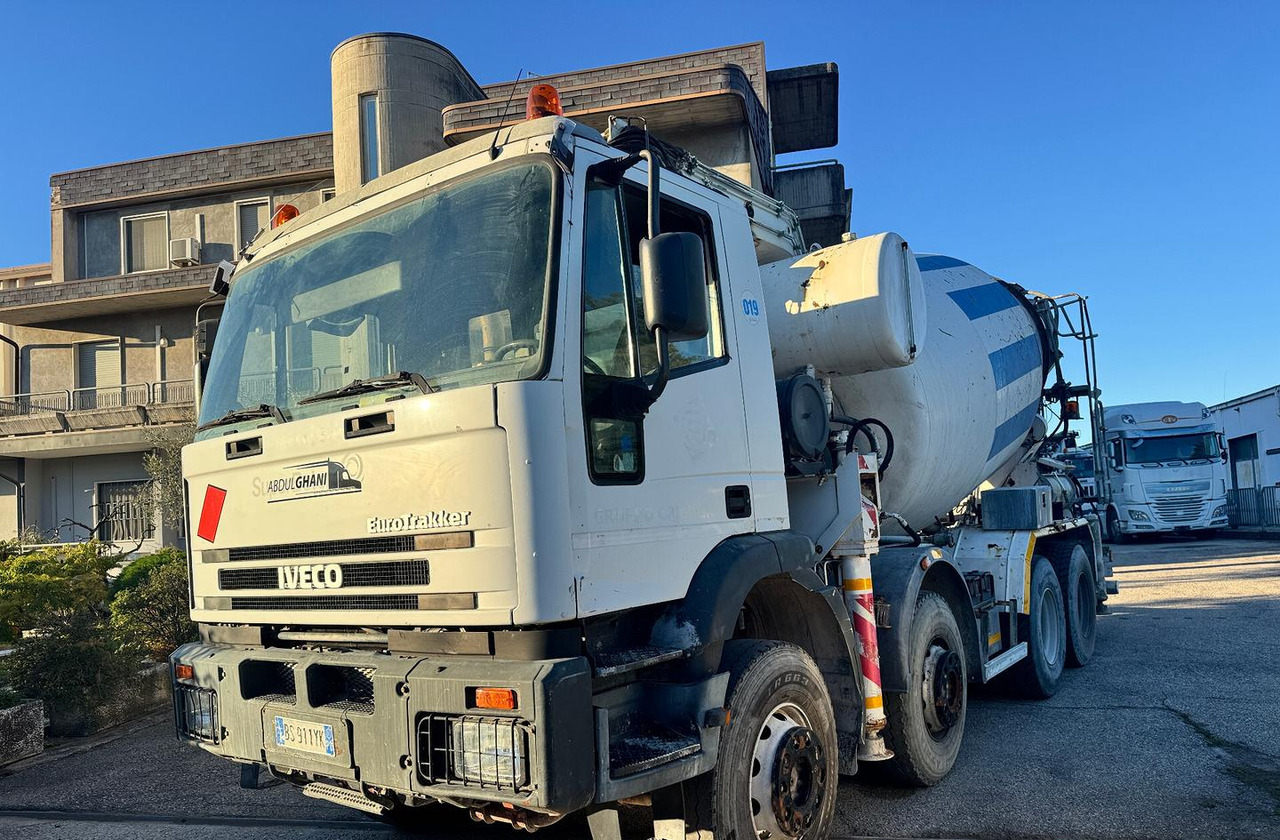 Betonpompa CIFA Iveco Trakker 410E44 - Mixer pump truck: picture 5 Betonpompa CIFA Iveco Trakker 410E44 - Mixer pump truck: picture 5