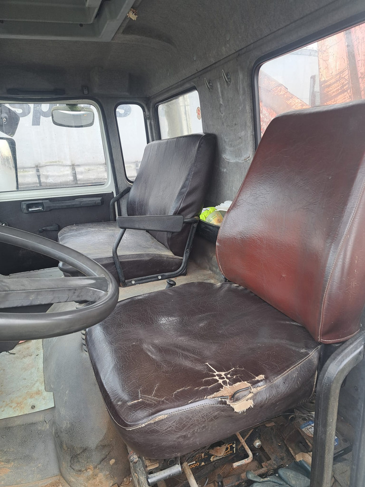 RENAULT - Dropside/ Flatbed truck: picture 2 RENAULT - Dropside/ Flatbed truck: picture 2