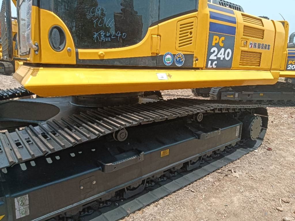 Komatsu PC 240  - Crawler excavator: picture 2 Komatsu PC 240  - Crawler excavator: picture 2