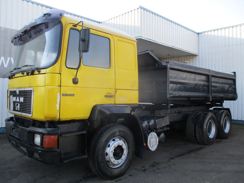 Tipper MAN 26.402 6x4 , ZF Manual , Retarder , 3 Way tipper , Spring suspension: picture 8 Tipper MAN 26.402 6x4 , ZF Manual , Retarder , 3 Way tipper , Spring suspension: picture 8