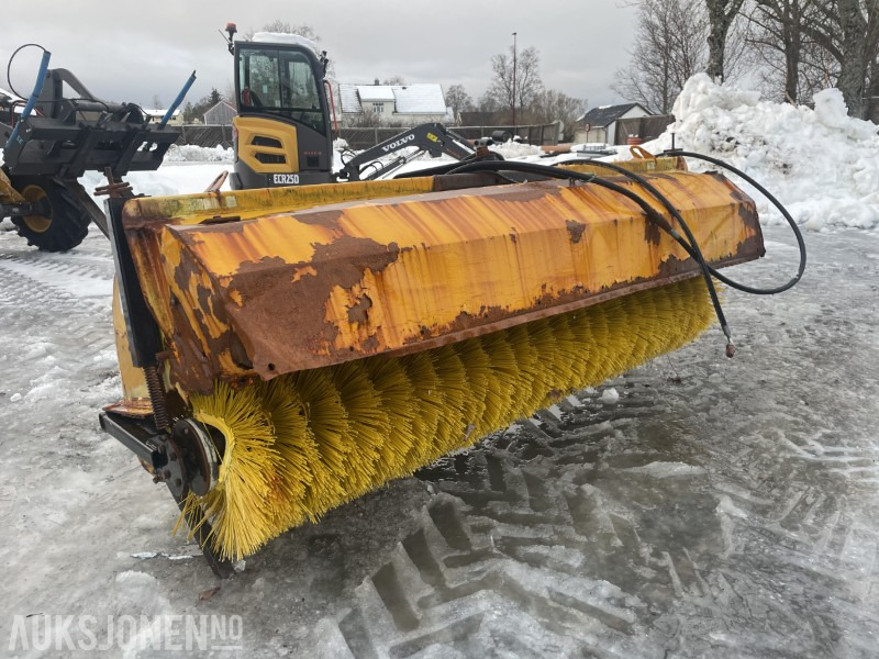 2003 Tellefsdal Feiekost 200 cm m/ hydraulisk og BM-feste - Construction equipment: picture 1 2003 Tellefsdal Feiekost 200 cm m/ hydraulisk og BM-feste - Construction equipment: picture 1