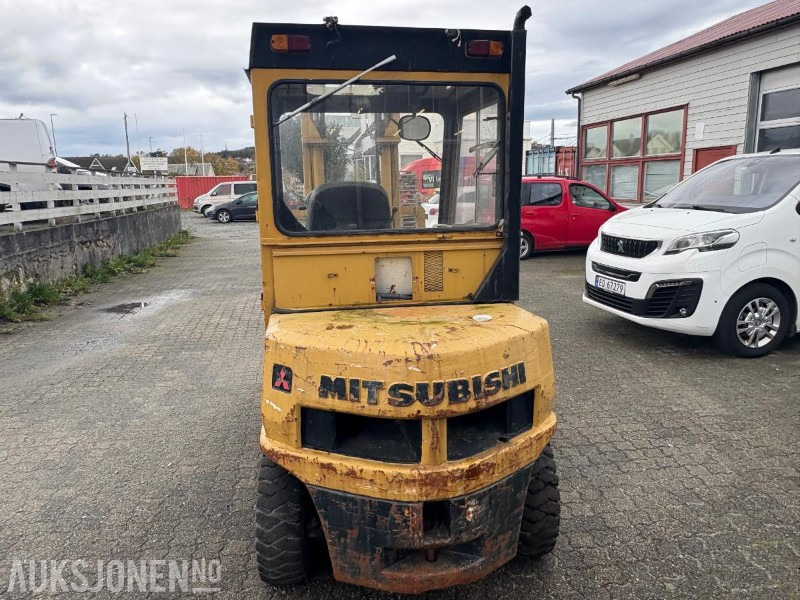 1982 Mitsubishi FD-30 - Material handling equipment: picture 4 1982 Mitsubishi FD-30 - Material handling equipment: picture 4