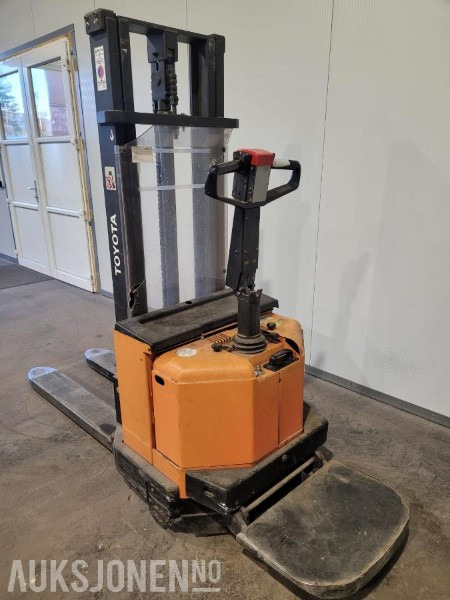 2000 Toyota Stabler - Material handling equipment: picture 3 2000 Toyota Stabler - Material handling equipment: picture 3