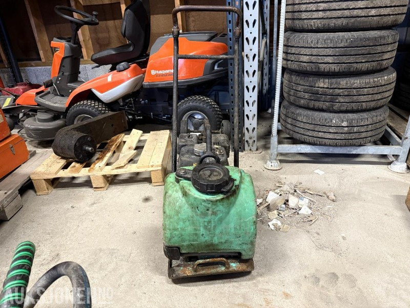 Mikasa Vibroplate / platekomprimator – bensindrevet - Roller: picture 2 Mikasa Vibroplate / platekomprimator – bensindrevet - Roller: picture 2