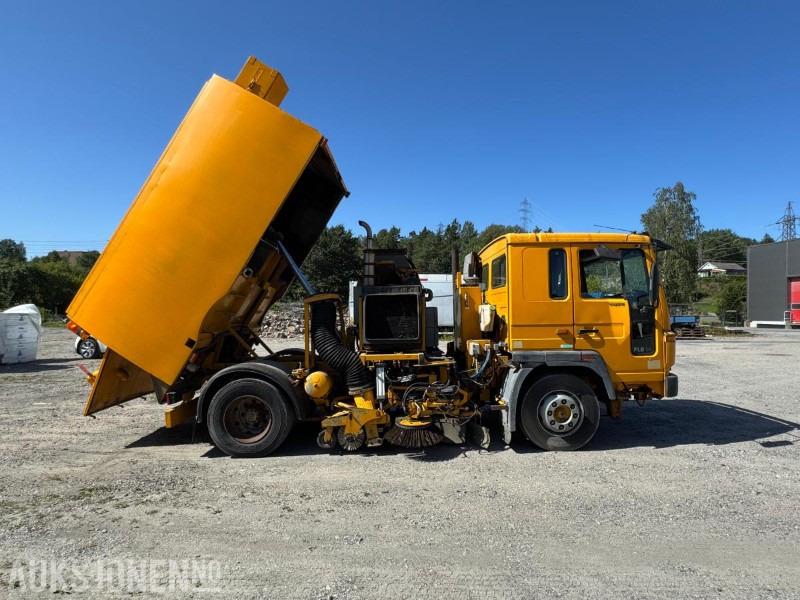 1998 Volvo FL614 feiebil m/ Johnston-Beam S5000 | 135 965 km | 4 638 t | Automat - Municipal/ Special vehicle: picture 3 1998 Volvo FL614 feiebil m/ Johnston-Beam S5000 | 135 965 km | 4 638 t | Automat - Municipal/ Special vehicle: picture 3