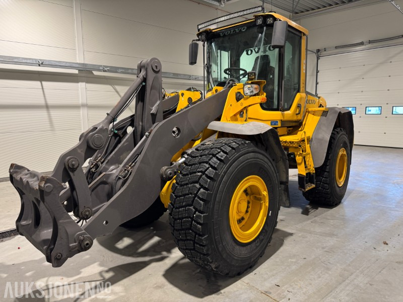 VOLVO L120F HJULLASTER MED SKUFFE, SENTRALSMØRING OG 2 SETT HJUL - Wheel loader: picture 1 VOLVO L120F HJULLASTER MED SKUFFE, SENTRALSMØRING OG 2 SETT HJUL - Wheel loader: picture 1