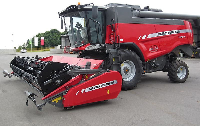 Massey Ferguson MF 7370 PL - Combine harvester: picture 1 Massey Ferguson MF 7370 PL - Combine harvester: picture 1
