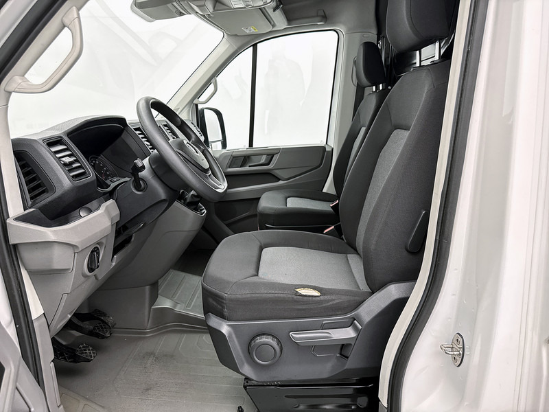Volkswagen Crafter 35 2.0 TDI L3H3 Navigatie Inrichting Achteruitrijcamera met sensoren Cruise control - Panel van: picture 4 Volkswagen Crafter 35 2.0 TDI L3H3 Navigatie Inrichting Achteruitrijcamera met sensoren Cruise control - Panel van: picture 4