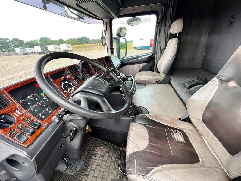 Interior photo 1: Autotransporter truck Scania R164-480 V8 Steel / Air suspension.