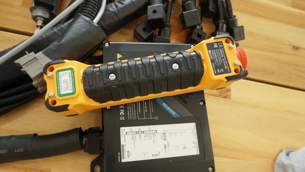 Monoblock hydraulic valve Galtech 3 sections 60 l/min 15 gpm 12 V + Remote radio Palfinger, Hiab, Fassi - Construction machinery: picture 5 Monoblock hydraulic valve Galtech 3 sections 60 l/min 15 gpm 12 V + Remote radio Palfinger, Hiab, Fassi - Construction machinery: picture 5