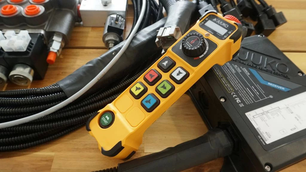 Monoblock hydraulic valve Galtech 3 sections 60 l/min 15 gpm 12 V + Remote radio Palfinger, Hiab, Fassi - Construction machinery: picture 3 Monoblock hydraulic valve Galtech 3 sections 60 l/min 15 gpm 12 V + Remote radio Palfinger, Hiab, Fassi - Construction machinery: picture 3