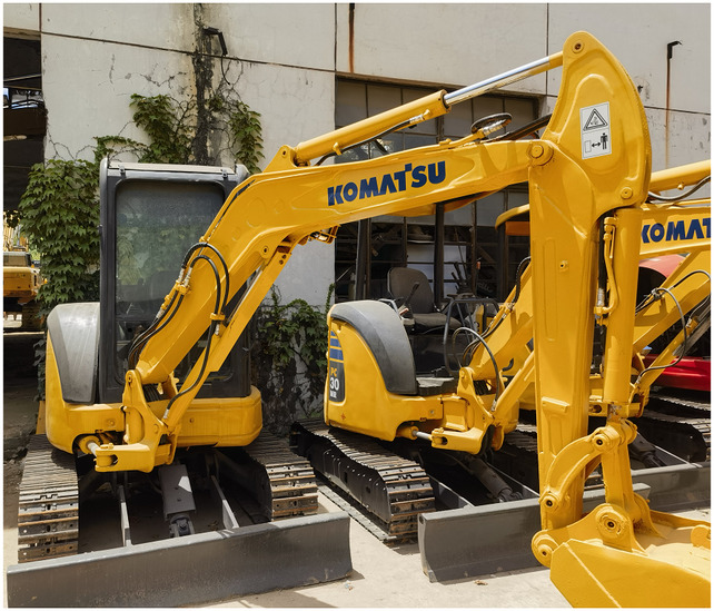 Good condition used excavator Komatsu PC35, Komatsu PC35MR-3 excavator with dozer, mini escavadora Komatsu - Crawler excavator: picture 1 Good condition used excavator Komatsu PC35, Komatsu PC35MR-3 excavator with dozer, mini escavadora Komatsu - Crawler excavator: picture 1
