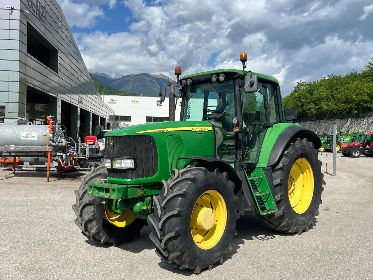 TRATTORE JOHN DEERE 6920S - Farm tractor: picture 2 TRATTORE JOHN DEERE 6920S - Farm tractor: picture 2