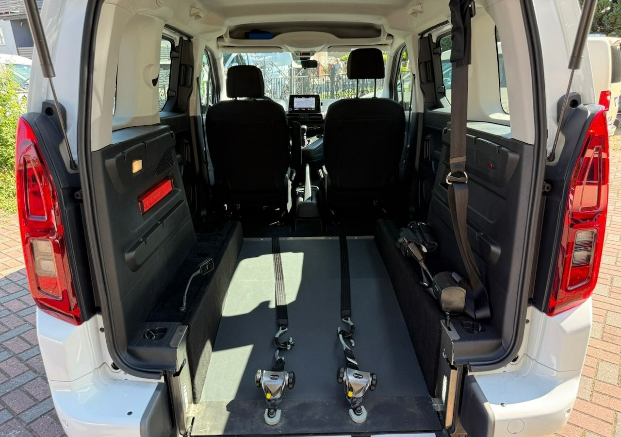 Opel Combo IV Opel Combo Life Niepełnosprawnych inwalida Rampa 32105 km Model 2022 - Car: picture 4 Opel Combo IV Opel Combo Life Niepełnosprawnych inwalida Rampa 32105 km Model 2022 - Car: picture 4