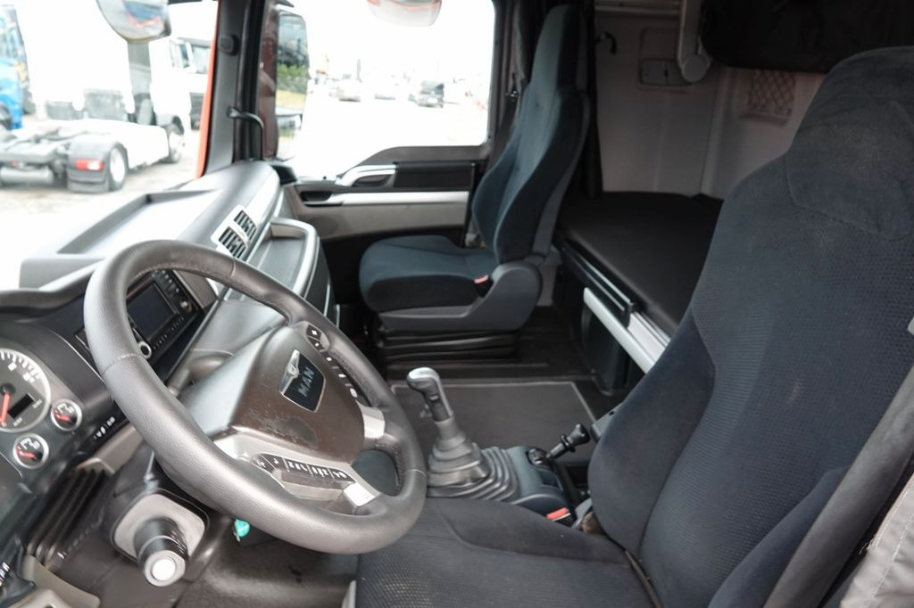 Interior photo 2: Tractor unit MAN TGX 18.440 / 4x4 / HYDRAULIKA / HYDRODRIVE / EUR MAN TGX 18.440 / 4x4 / HYDRAULIKA / HYDRODRIVE / EUR