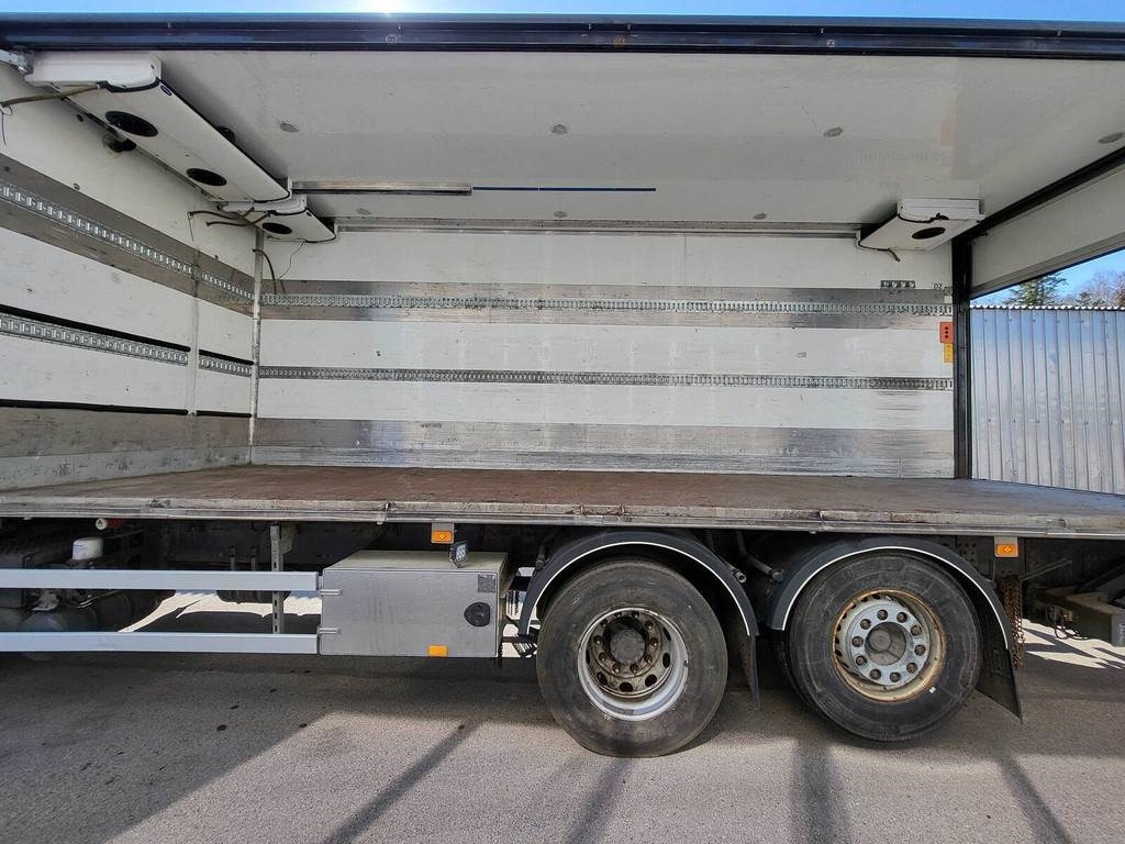 Volvo FM410 6X2 CARRIER SIDEOPENING - Refrigerator truck: picture 2 Volvo FM410 6X2 CARRIER SIDEOPENING - Refrigerator truck: picture 2