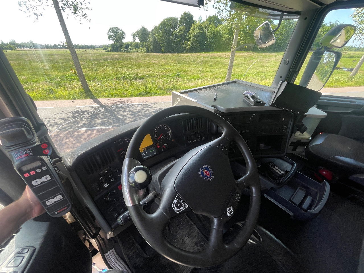 Container transporter/ Swap body truck, Crane truck Scania R480 with hiab hookloader and hiab 262 EP5 with remote crane 2019: picture 11