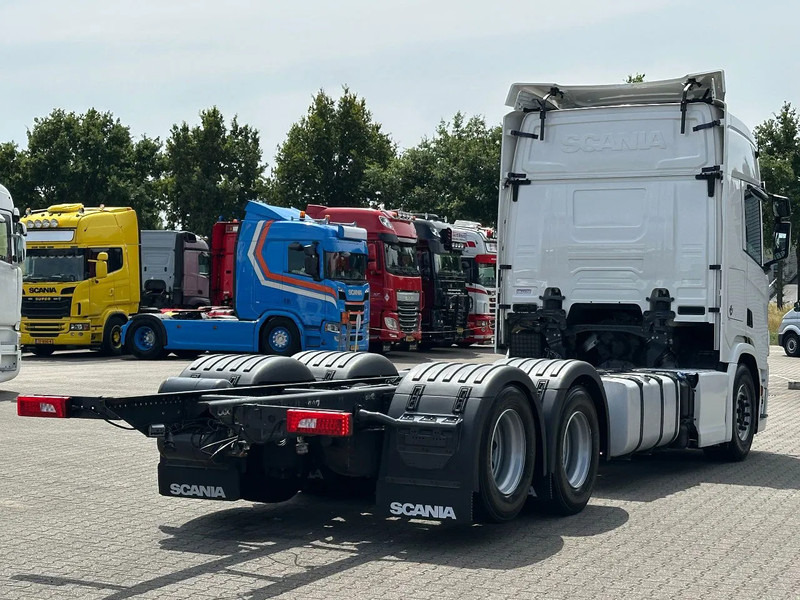 Scania R660 V8 6x4 or 6x2 Chassis with Lift-Axle / Retarder / Wb 4.75 / Full Air - Cab chassis truck: picture 3 Scania R660 V8 6x4 or 6x2 Chassis with Lift-Axle / Retarder / Wb 4.75 / Full Air - Cab chassis truck: picture 3